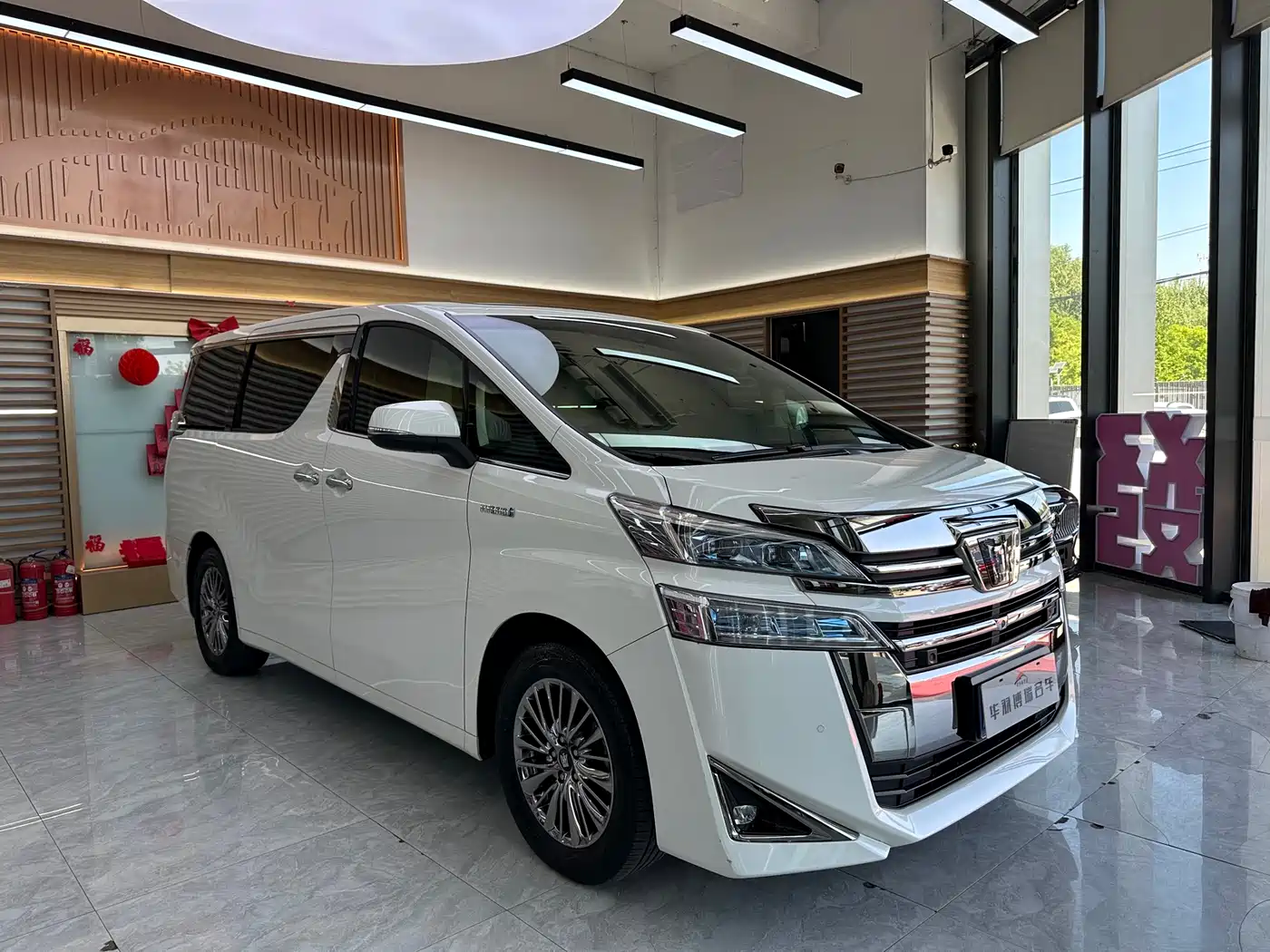 Toyota Vellfire 2021 Crown Hybrid 2.5L HV Premium Edition фото 3