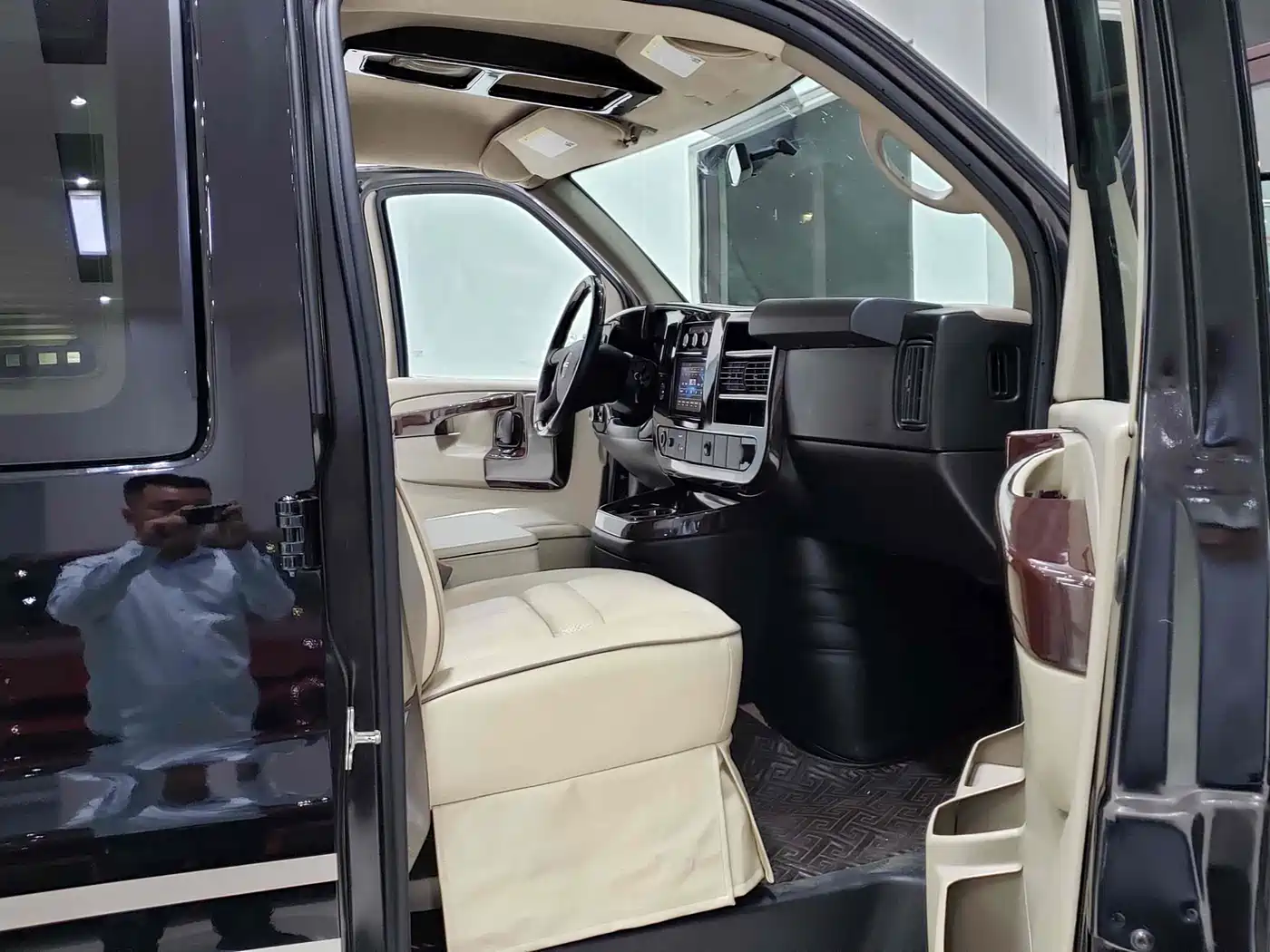 GMC Savana 2017 2014 6.0L Long Wheelbase Leader Edition