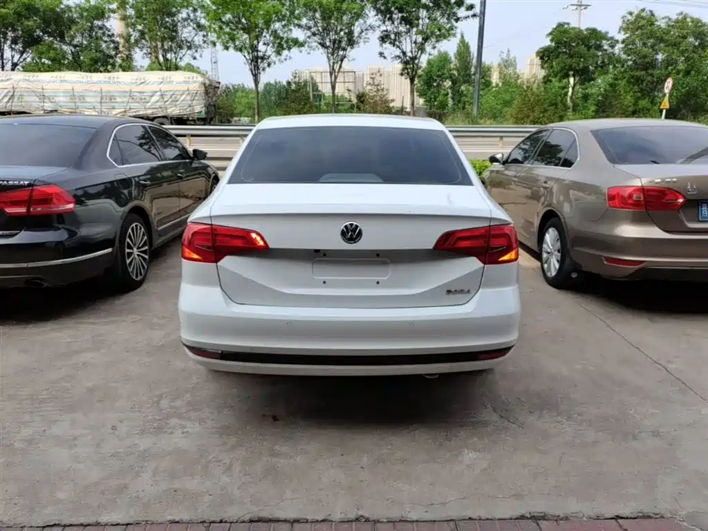 VOLKSWAGEN BORA
