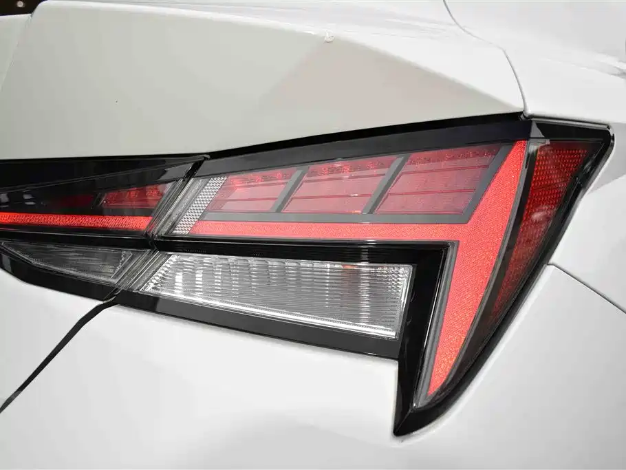 Hyundai Elantra 2021 1.5L CVT LUX Premium Edition фото 18