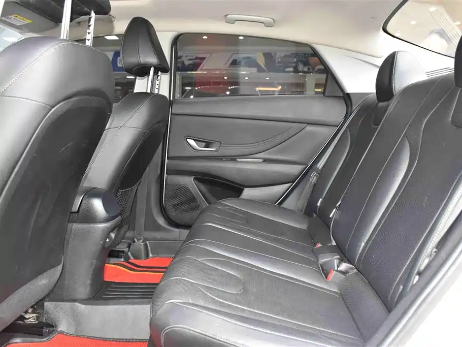 Hyundai Elantra 2021 1.5L CVT LUX Premium Edition фото 10