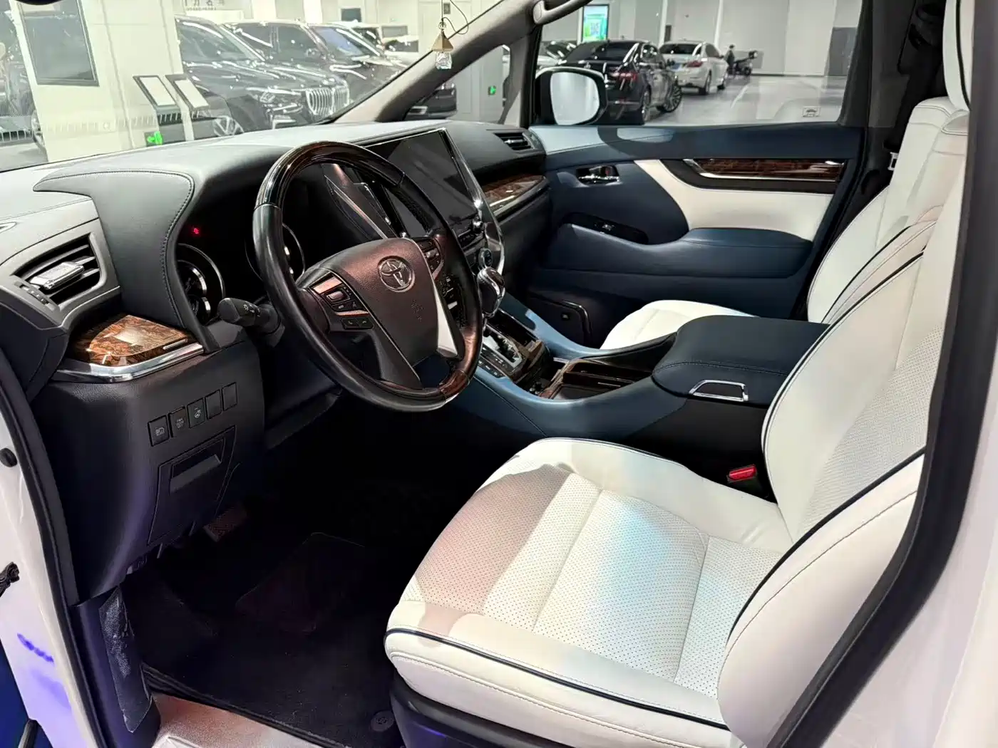 Toyota Alphard 2021 Hybrid 2.5L Luxury фото 7