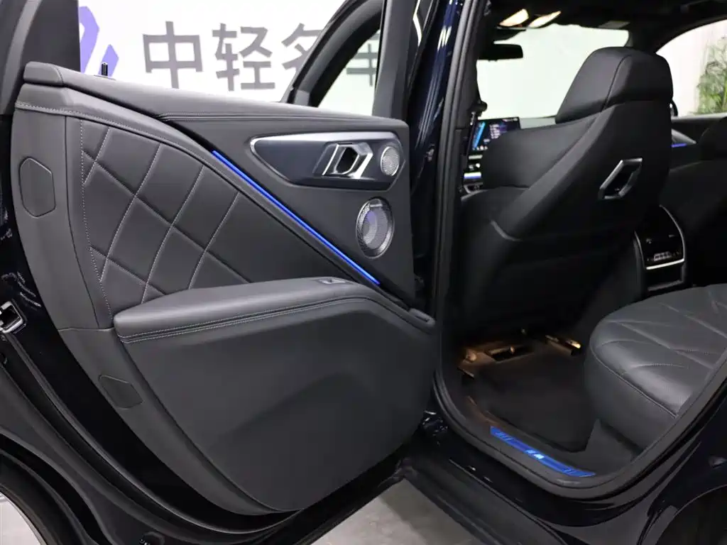 BMW XM 2023 50e фото 25