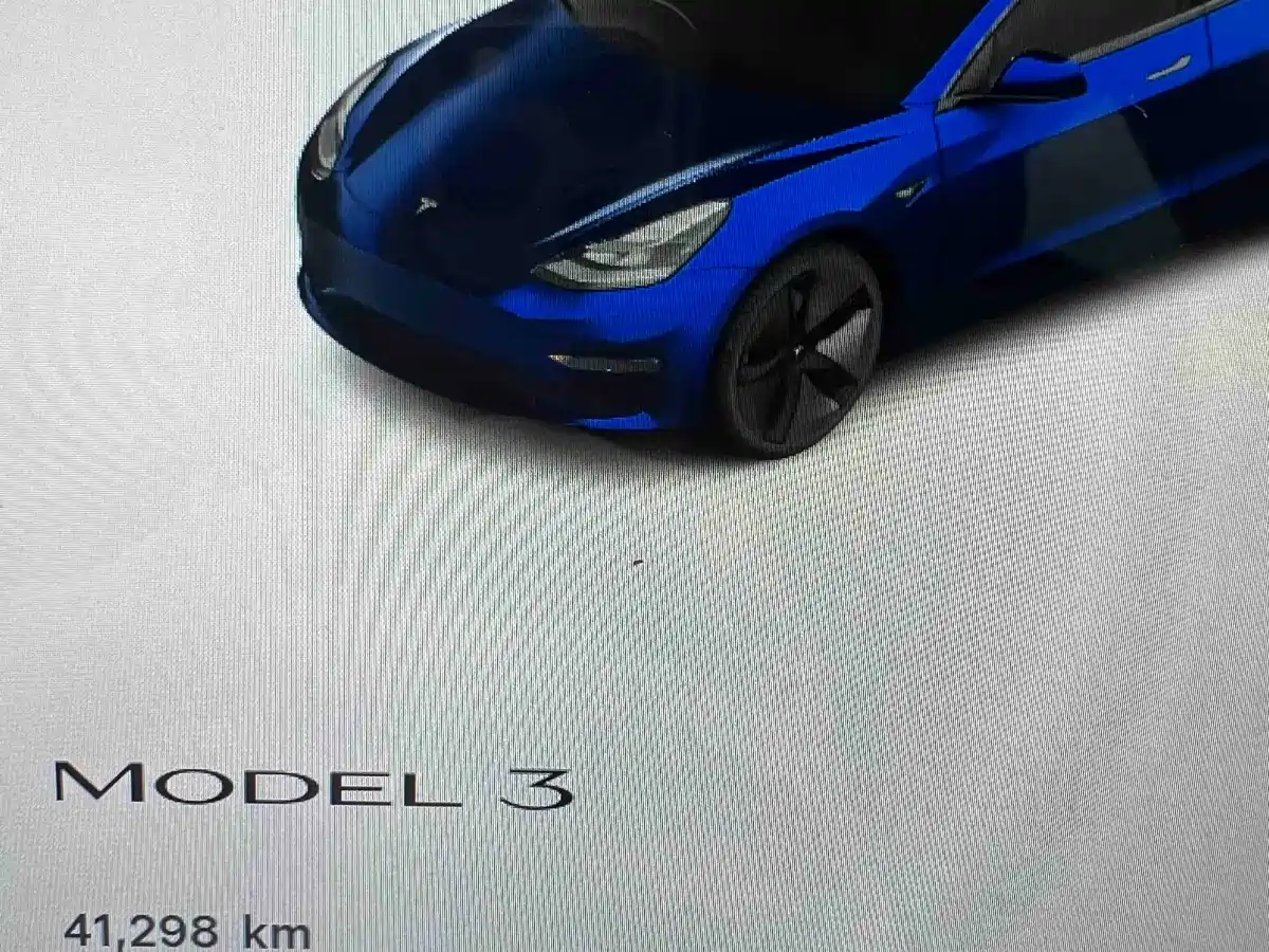 TESLA MODEL 3
