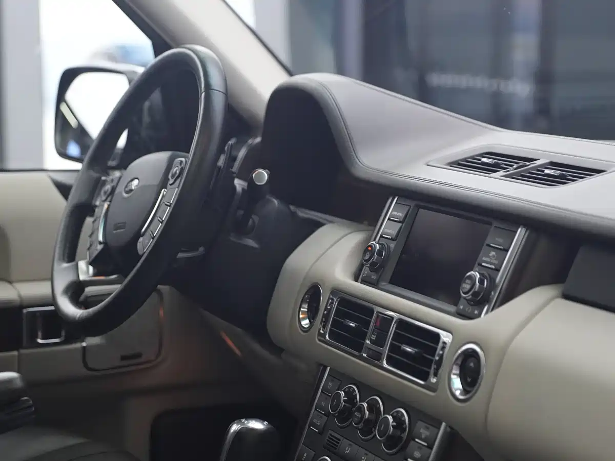 Photo 30 - Land Rover Range Rover