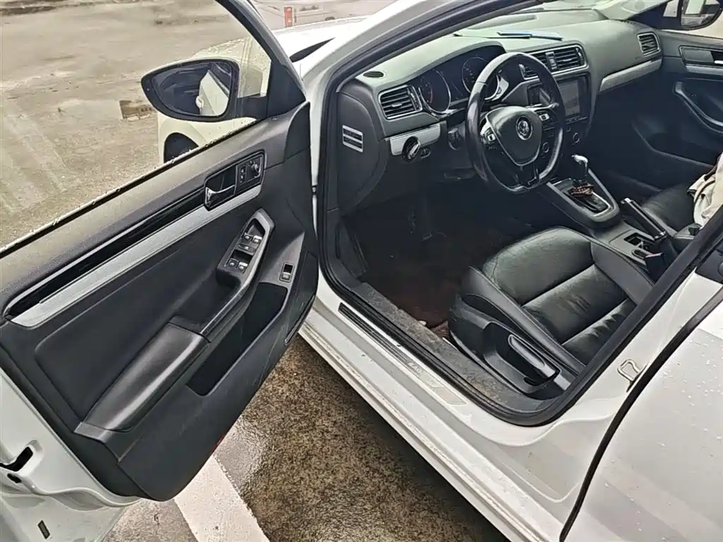 Volkswagen Sagitar 2015 230TSI Automatic Comfort фото 16