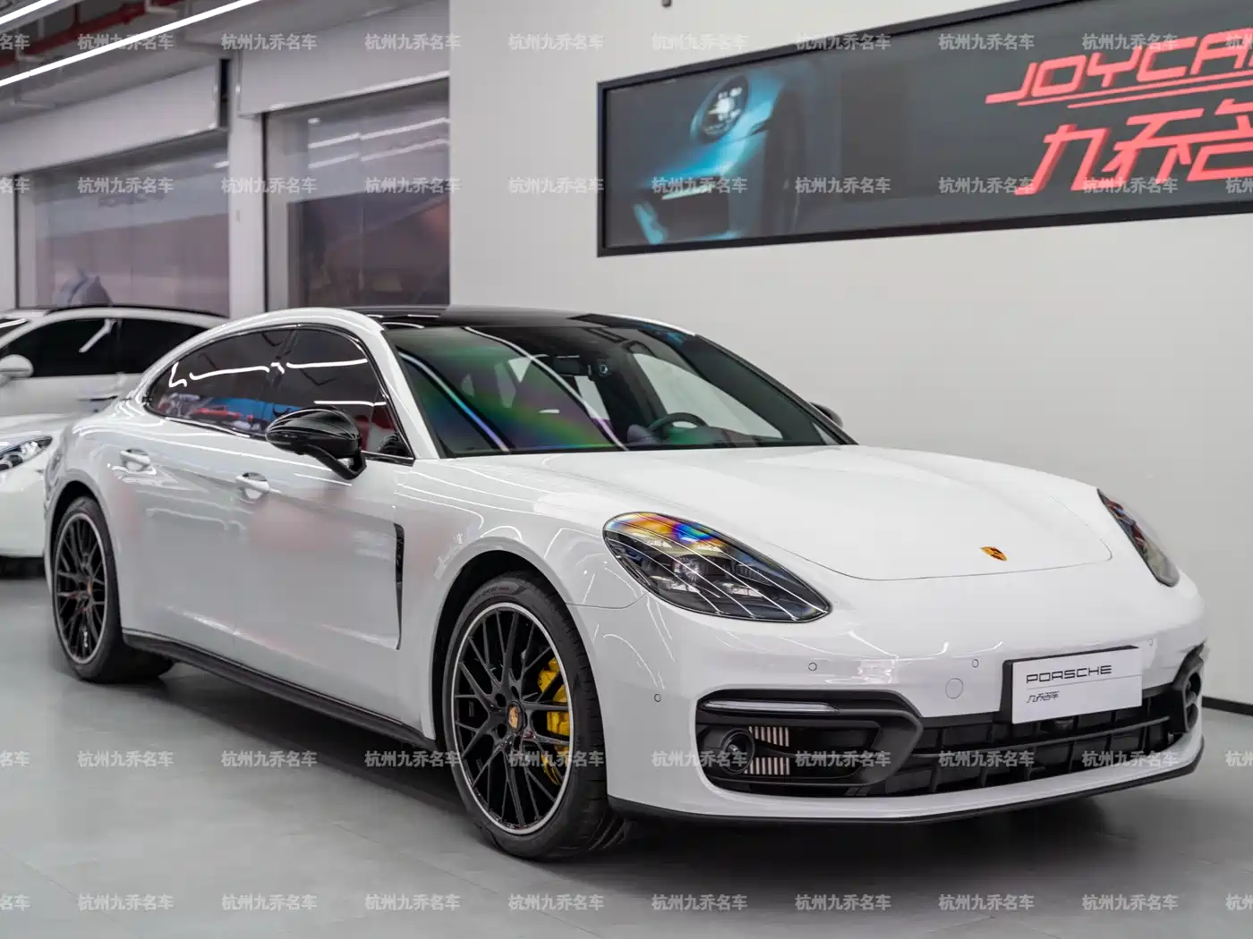 Porsche Panamera 2023 Panamera 4 Executive Long Wheelbase Platinum Edition 2.9T фото 3