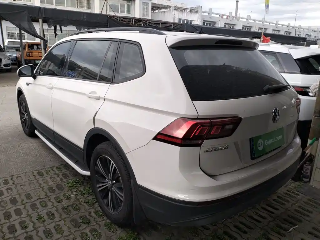 Фото 23 - Volkswagen Tiguan L