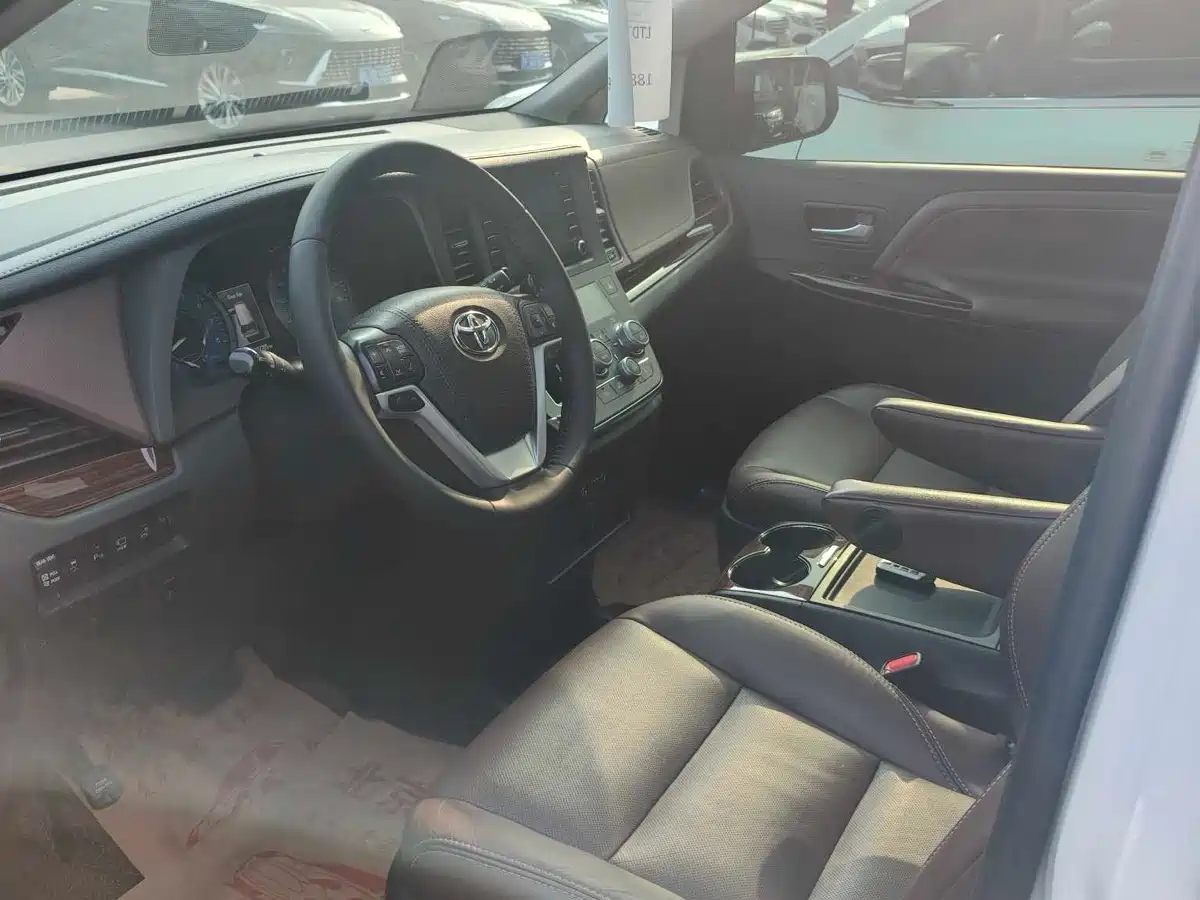 Toyota Sienna 2015 3.5L 4WD L фото 3