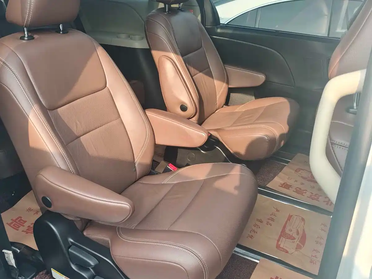 Toyota Sienna 2015 3.5L 4WD L фото 9