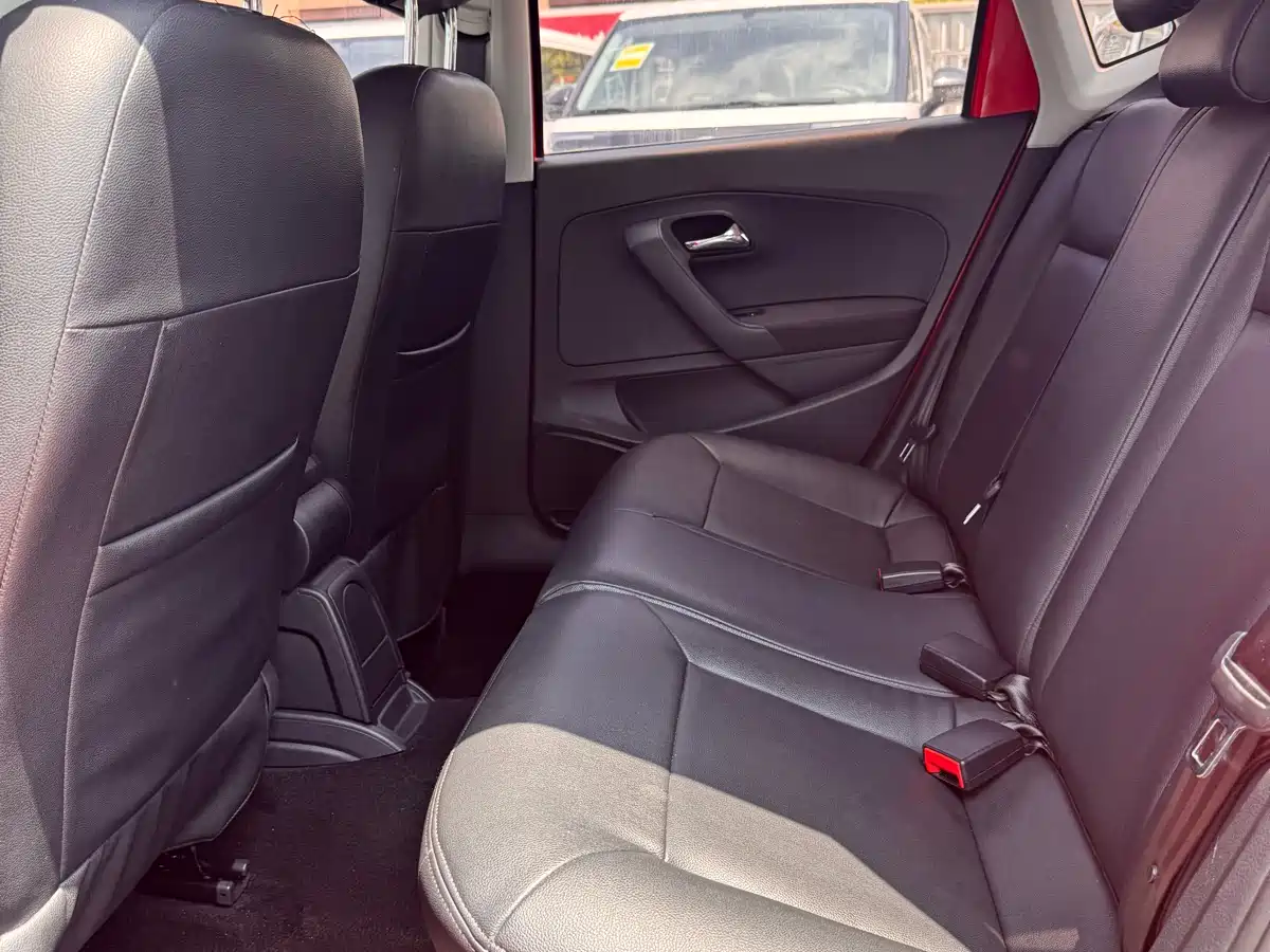 Volkswagen Polo 2014 1.6L Automatic Comfort Edition фото 9