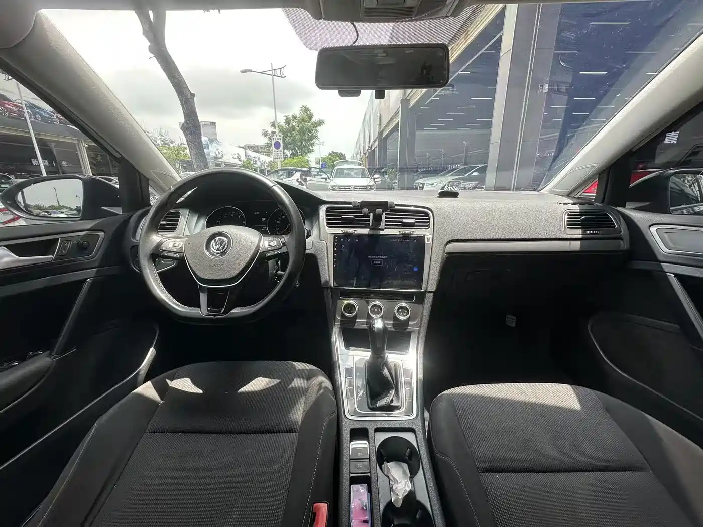 Photo 8 - Volkswagen Golf
