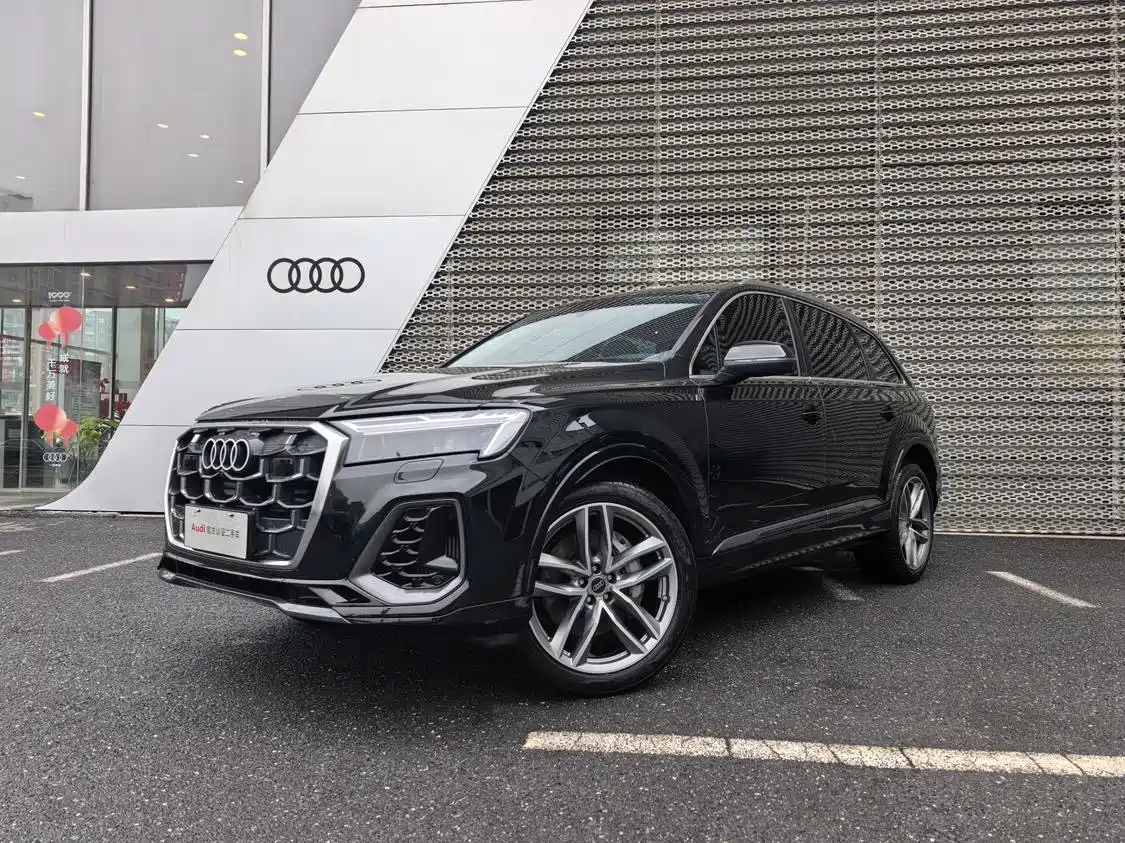 AUDI Q7 2025