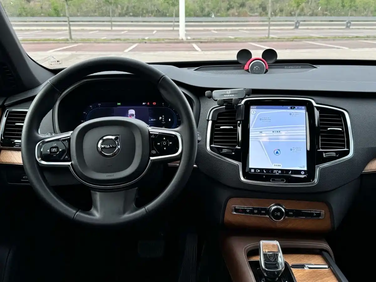 VOLVO XC90