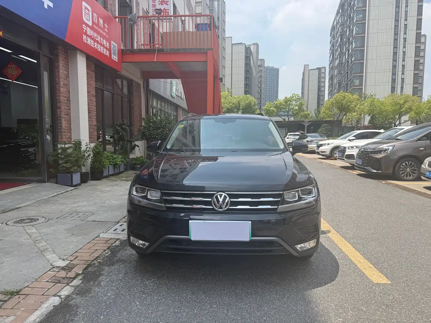 Volkswagen Tiguan L 2018 Facelift 330TSI Automatic 2WD Trend Edition фото 2