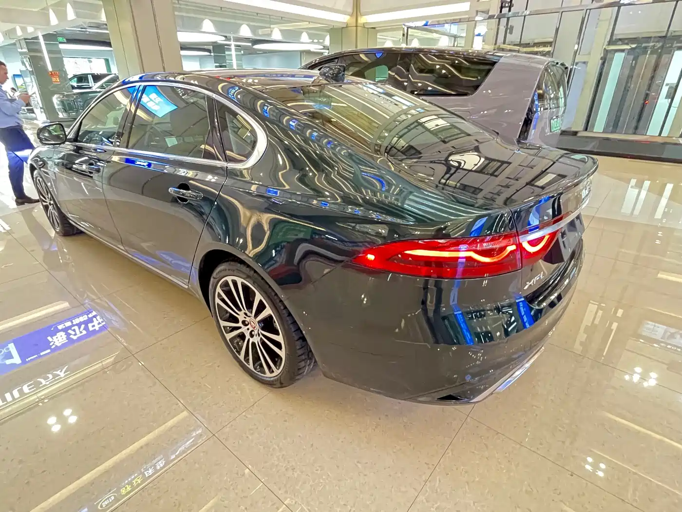 Jaguar XFL 2026 2025 2.0T P250 FWD Luxury Edition