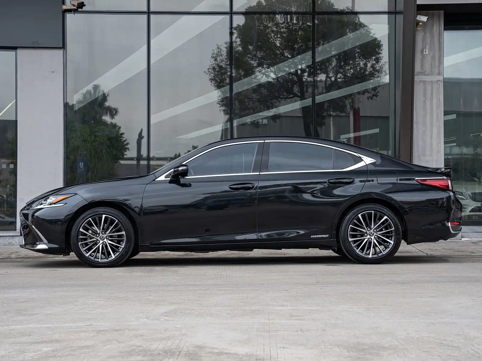 Photo 3 - Lexus ES