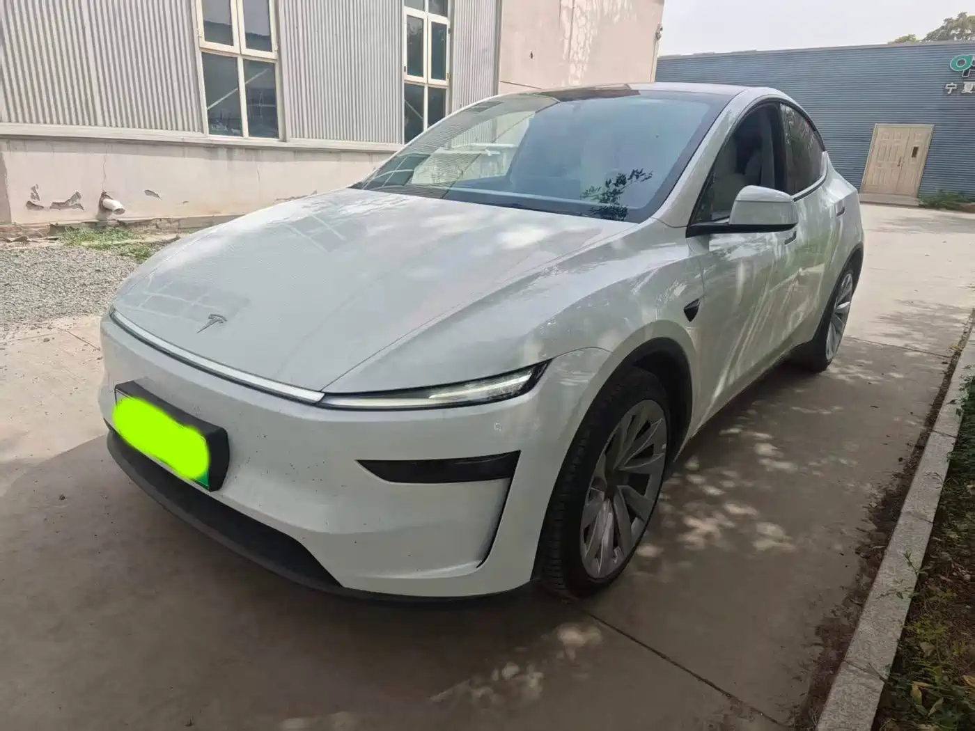 Tesla Model Y 2025