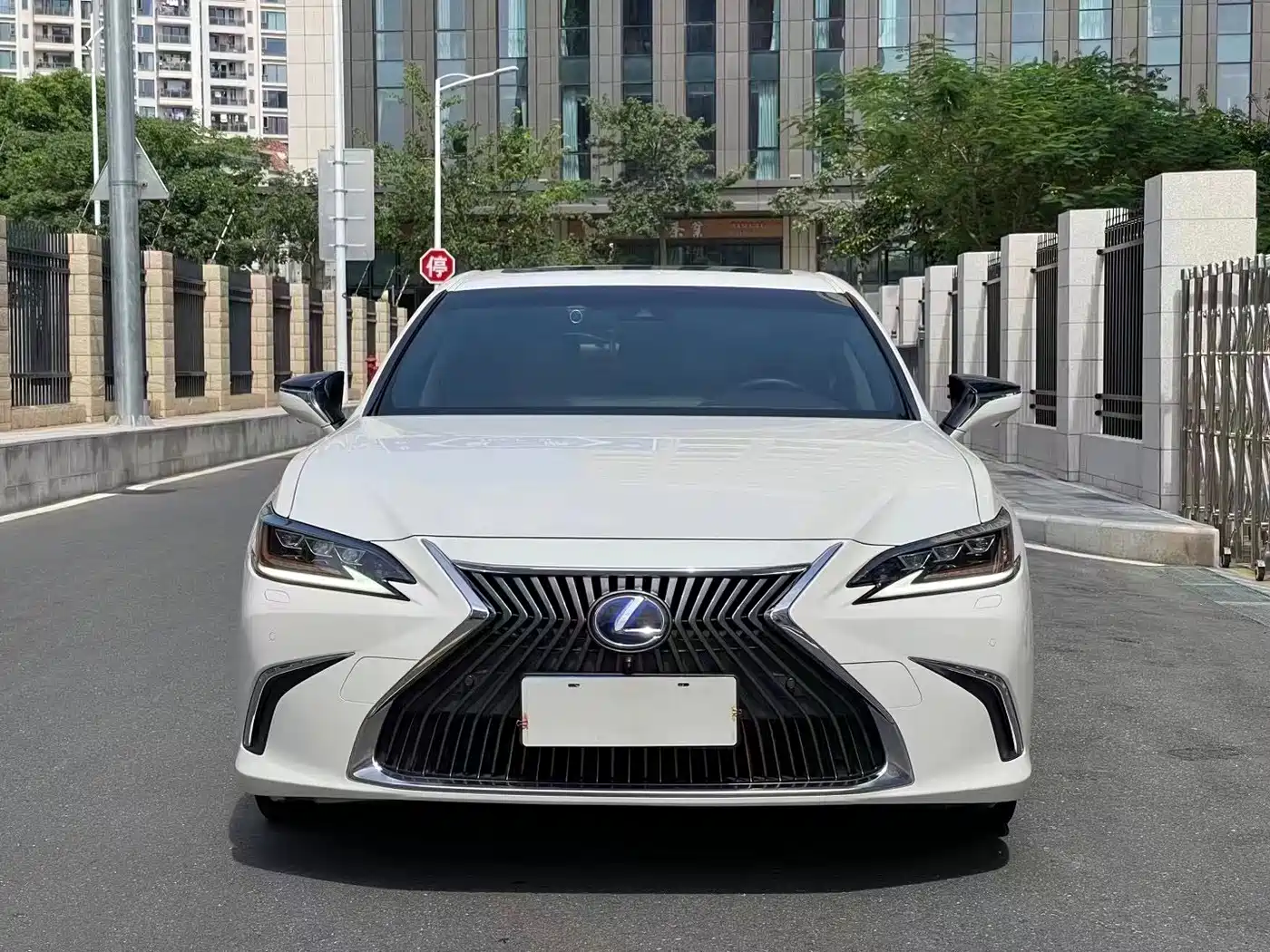 Фото 2 - Lexus ES