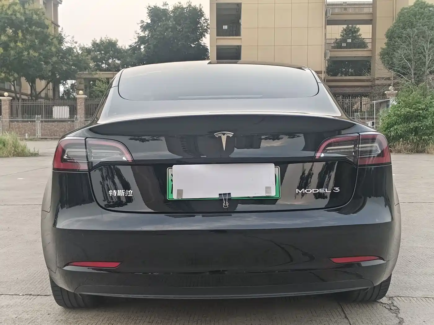 TESLA MODEL 3
