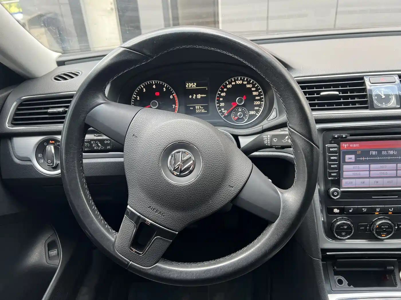 Volkswagen Passat 2014 1.4TSI Manual Luxury Edition фото 14