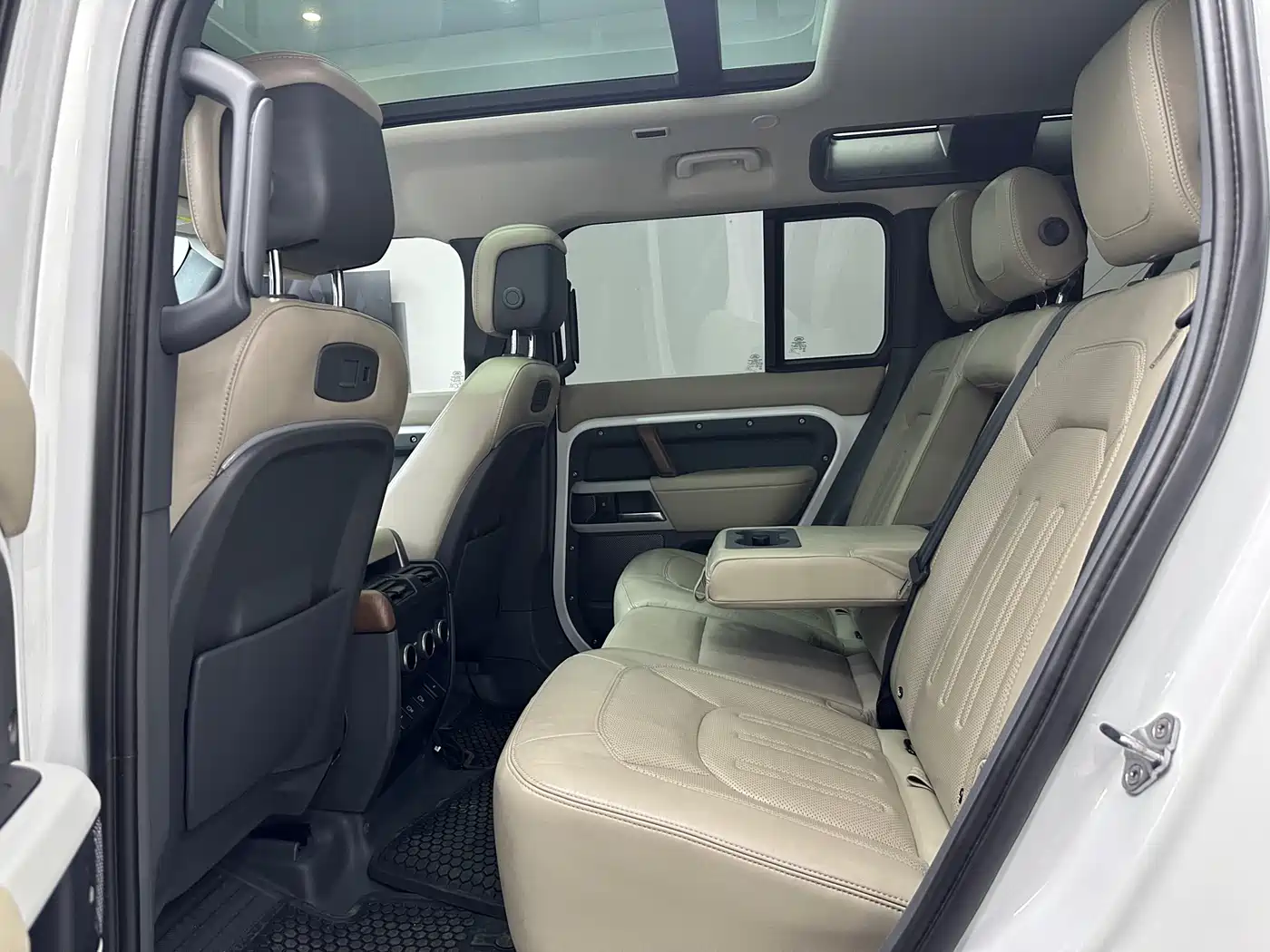 Land Rover Defender 2022 110 P400 Dark Special Edition фото 10