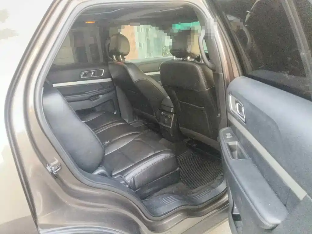 Photo 11 - Ford Explorer (Import)