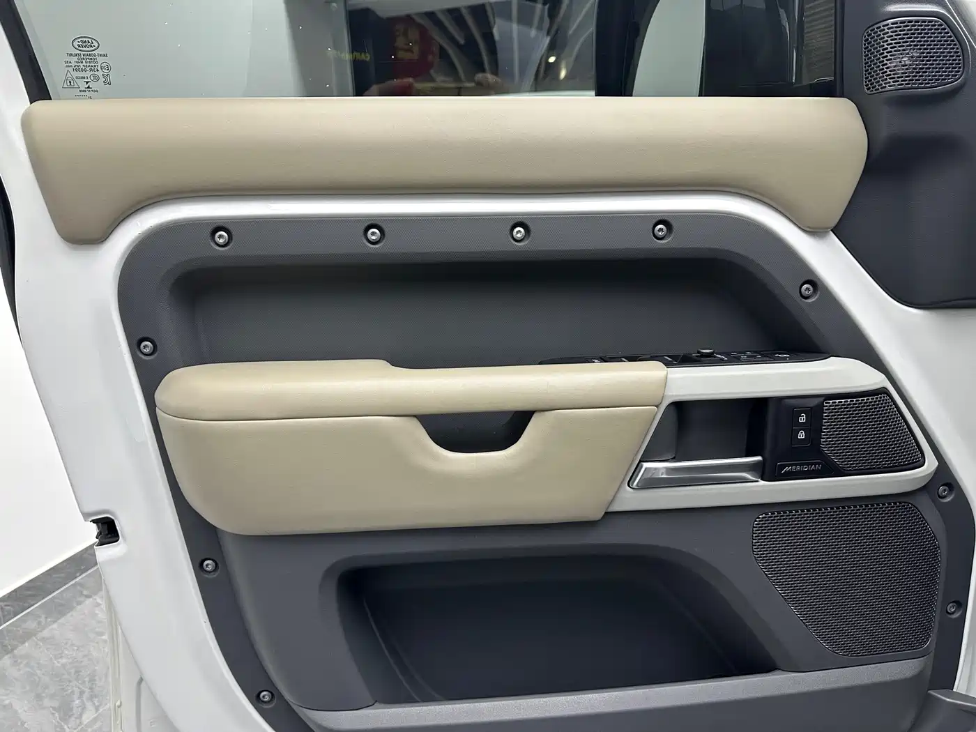 Land Rover Defender 2022 110 P400 Dark Special Edition фото 16