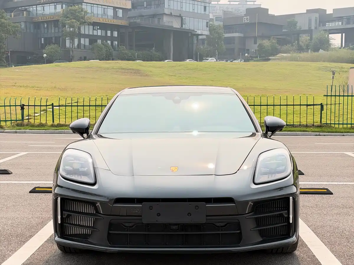 Photo 2 - Porsche Panamera