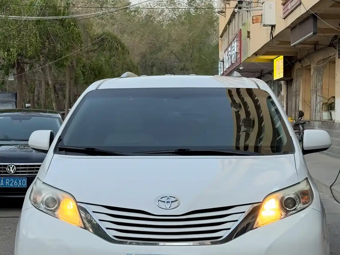 Toyota Sienna 2015 3.5L 2WD LE фото 2
