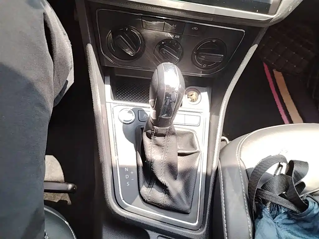 Volkswagen Lavida 2017 1.6L Automatic Comfort Edition фото 14