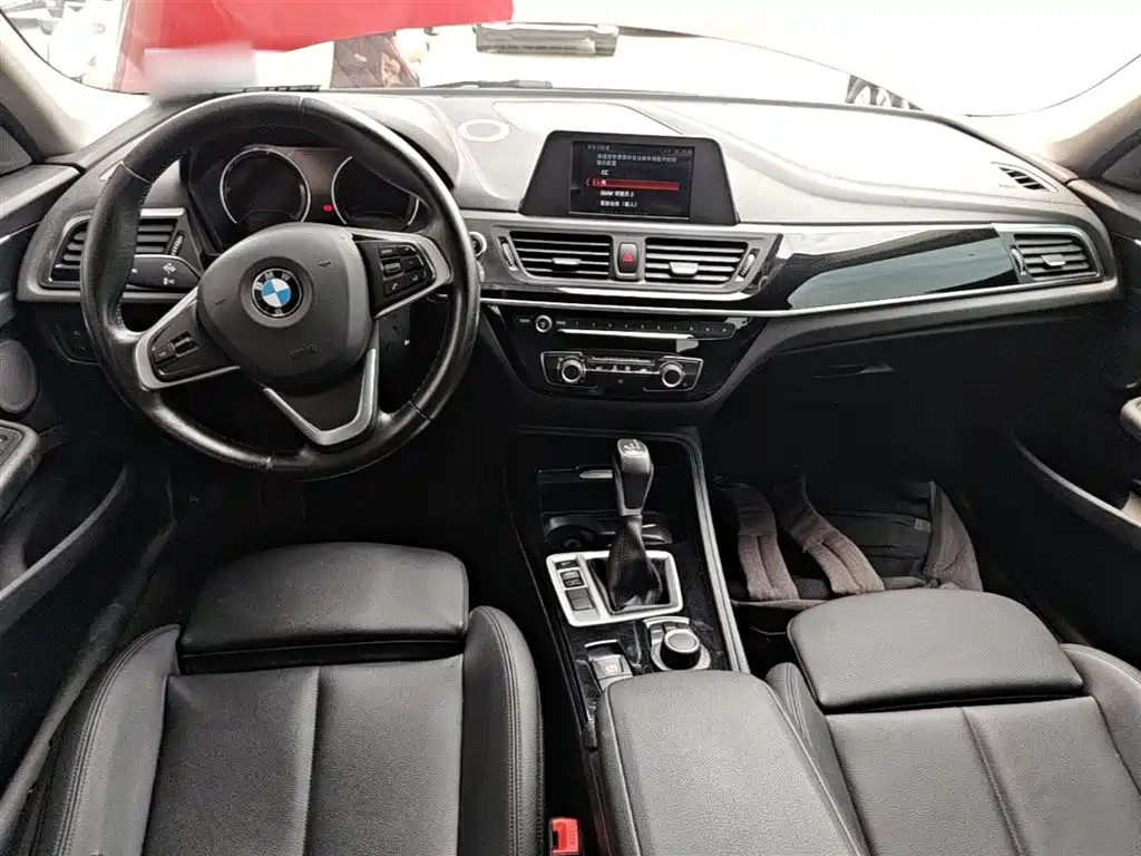 BMW 1 Series 2018 118i Sport Edition фото 10