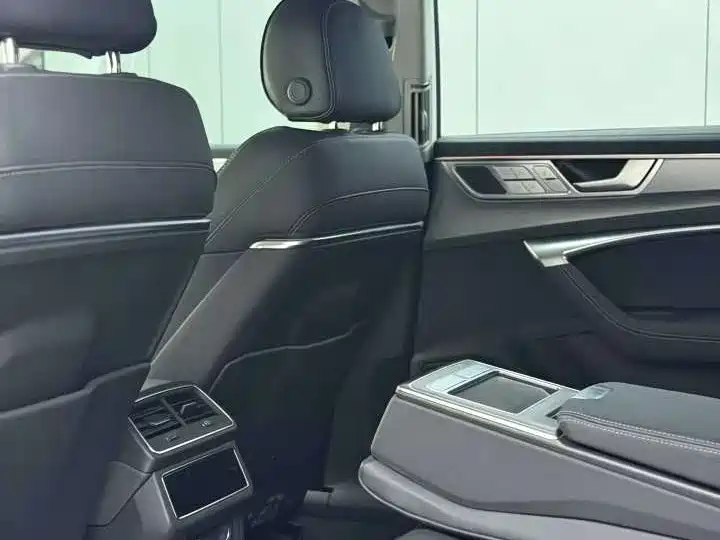 Audi A7L 2024 45 TFSI quattro Black Warrior Edition фото 6