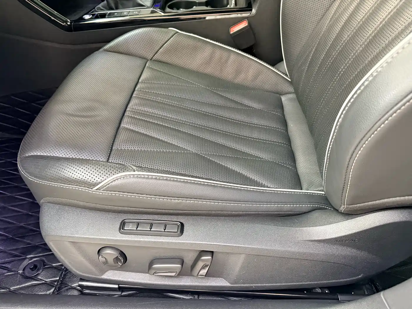 Volkswagen Passat 2023 330TSI Luxury Edition фото 13
