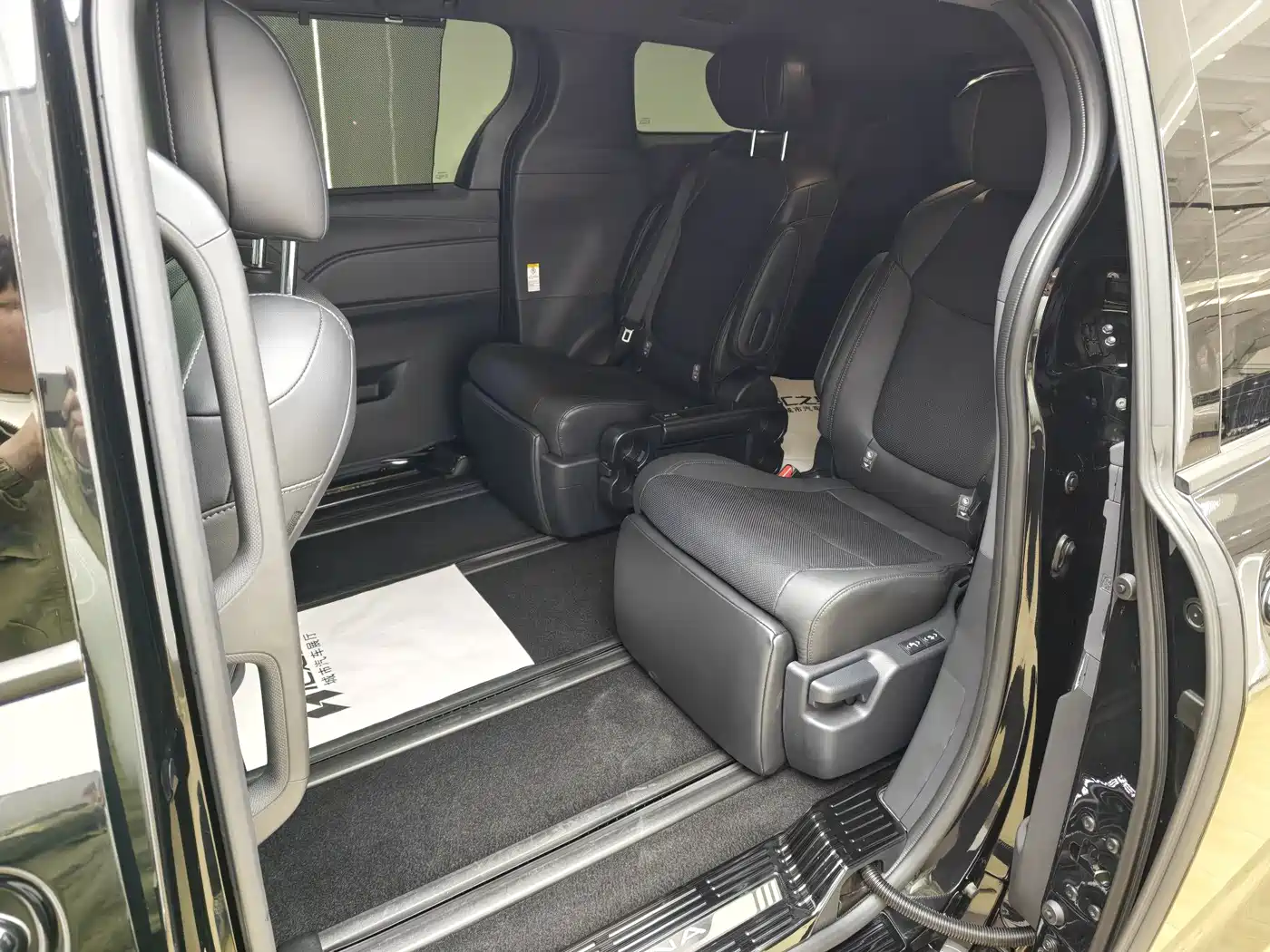 Toyota Sienna 2024 2.5L Hybrid Premium Edition фото 16