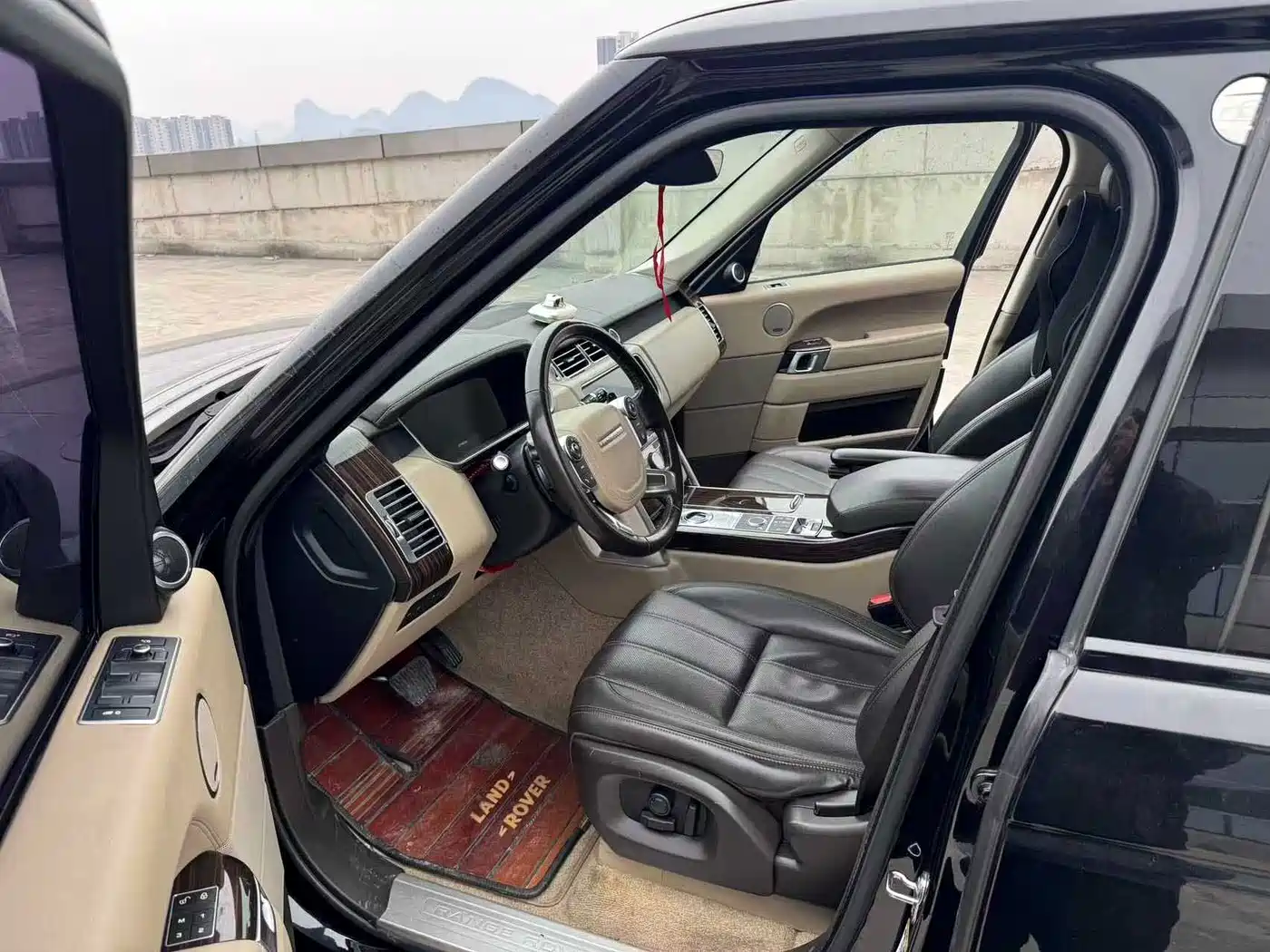 Photo 4 - Land Rover Range Rover