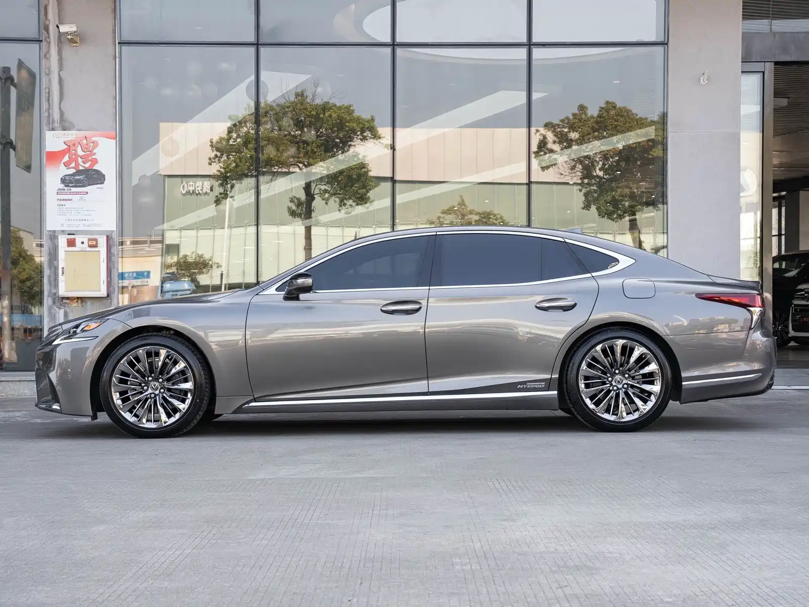 Фото 4 - Lexus LS
