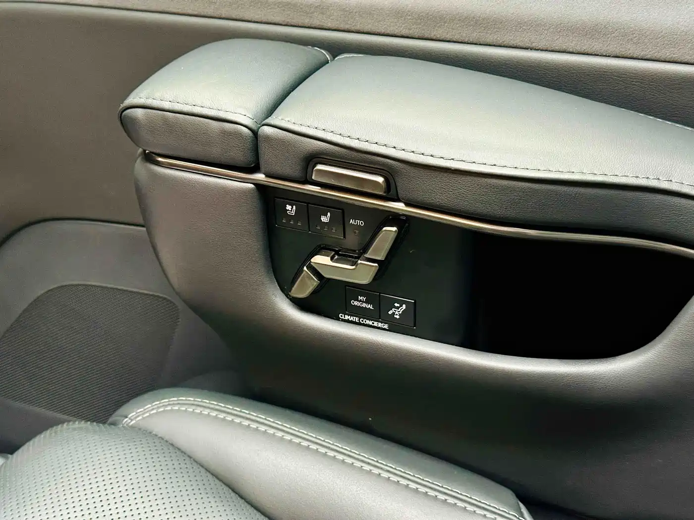 Lexus LM 2023 350h 7-Seater Elegance Edition фото 17