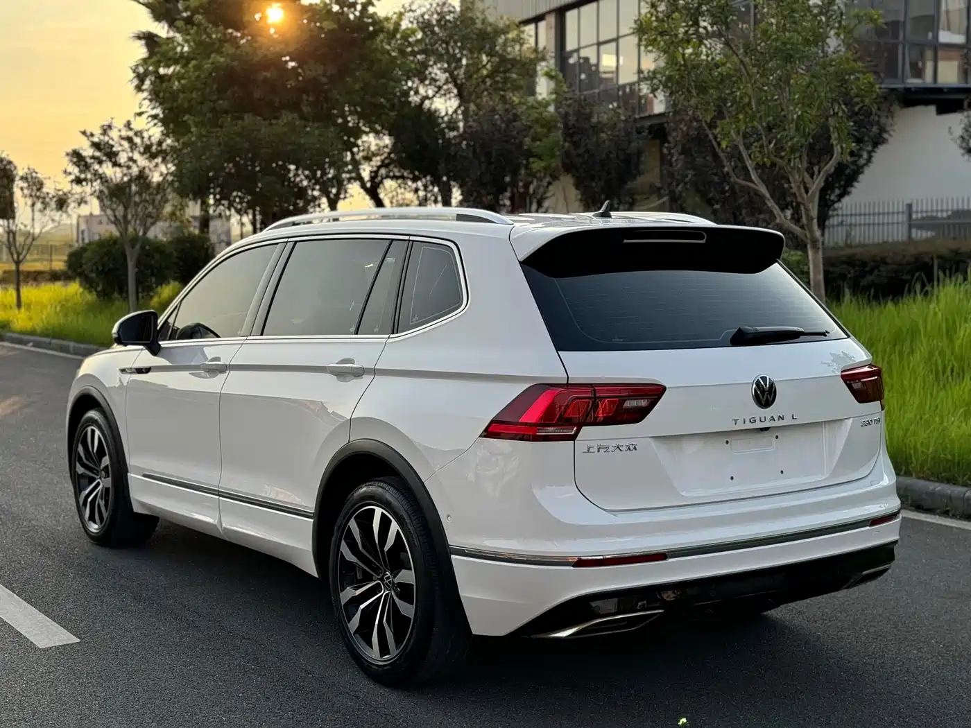 Volkswagen Tiguan L 2021 330TSI Automatic 2WD R-Line Premium фото 8
