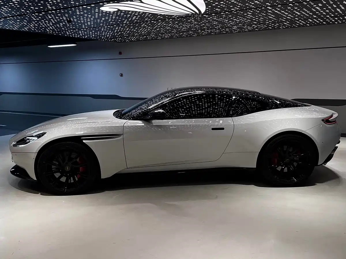 Aston Martin DB11 2022 4.0T V8 Coupe фото 3