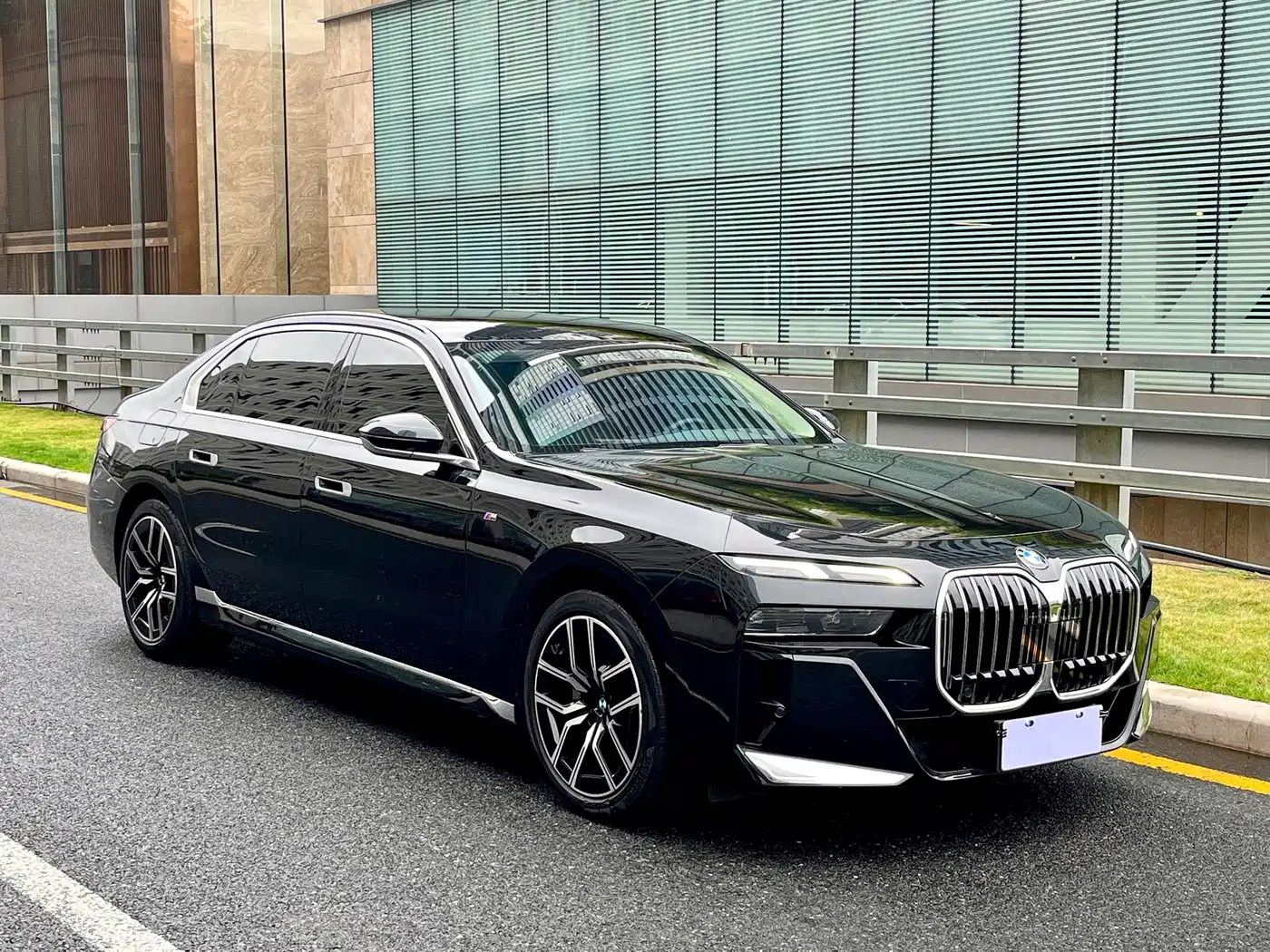 BMW 7 Series 2023 Model 735Li M Sport Package фото 3