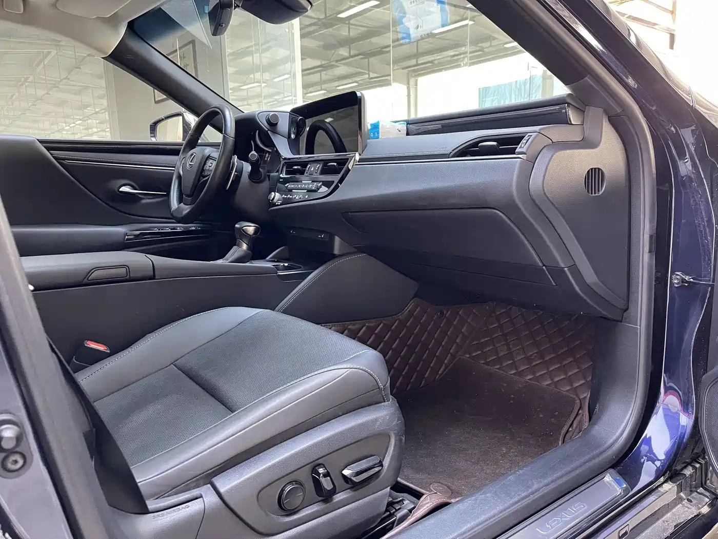 Lexus ES 2023 200 Excellence Edition фото 5