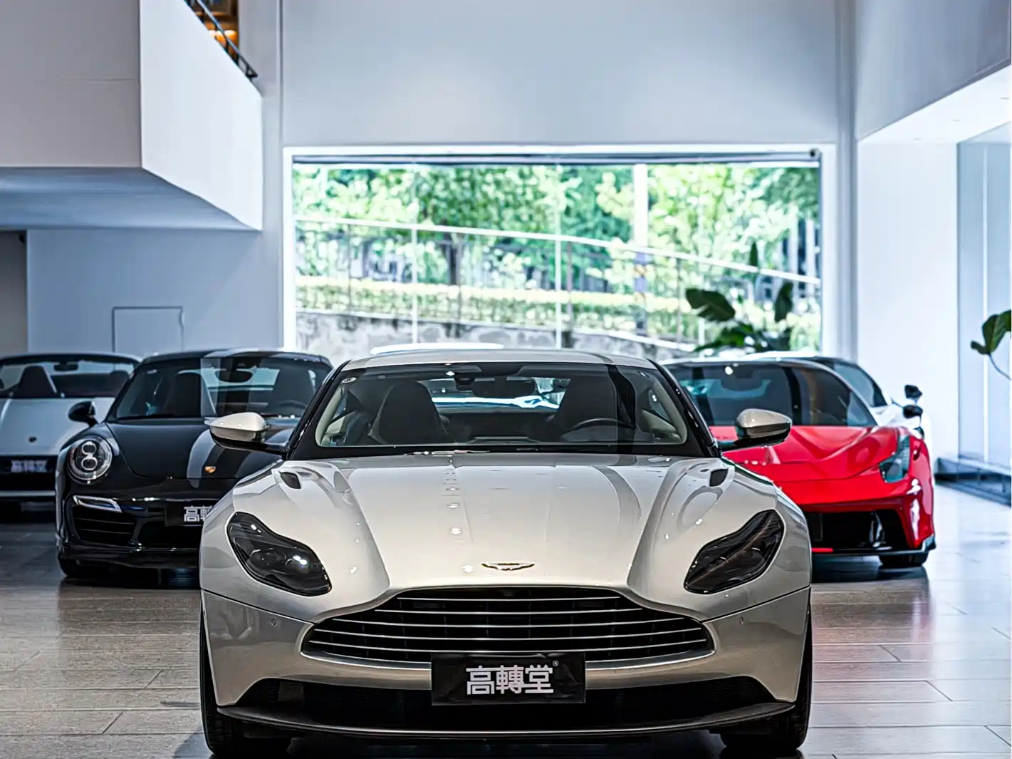 Фото 3 - Aston Martin DB11