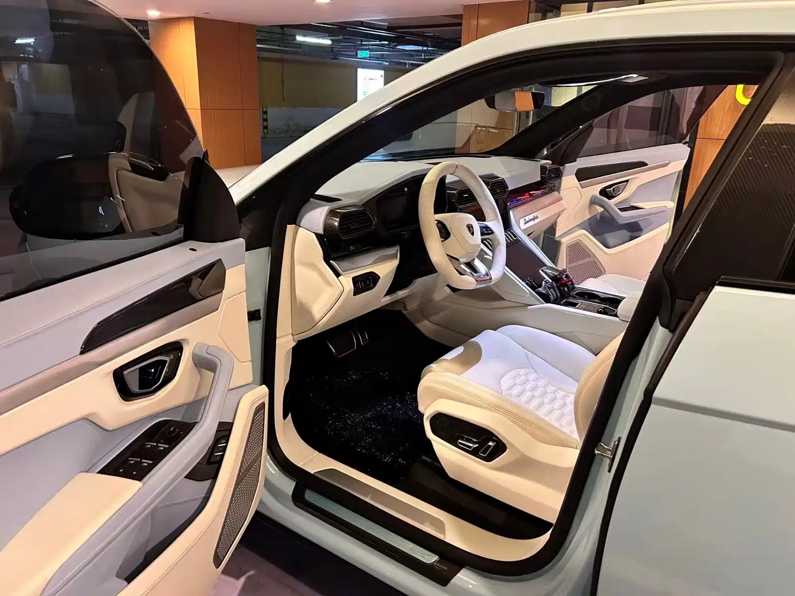 Фото 2 - Lamborghini Urus