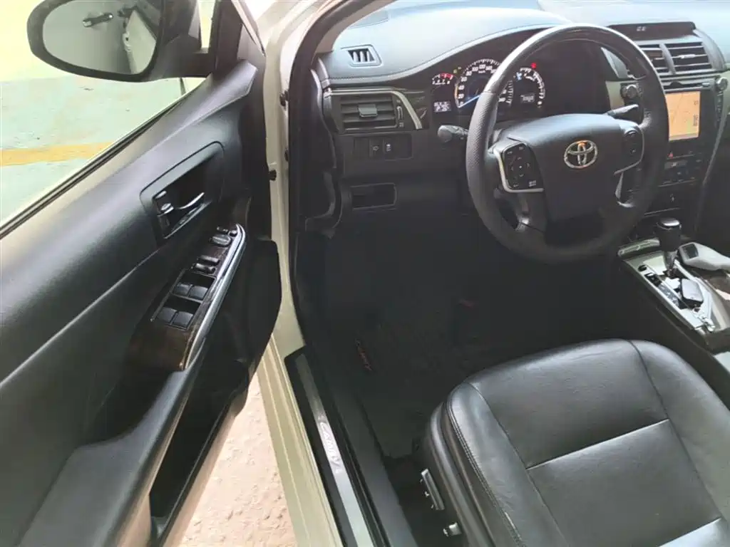 Toyota Camry 2015 2.5G Luxury Navigation Edition фото 16