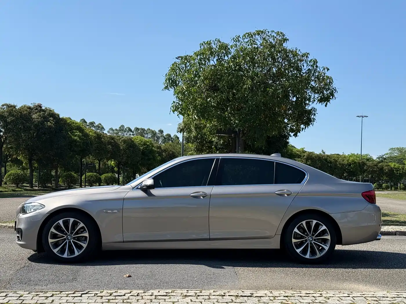 BMW 5 Series 2017 525Li Leading Edition фото 4