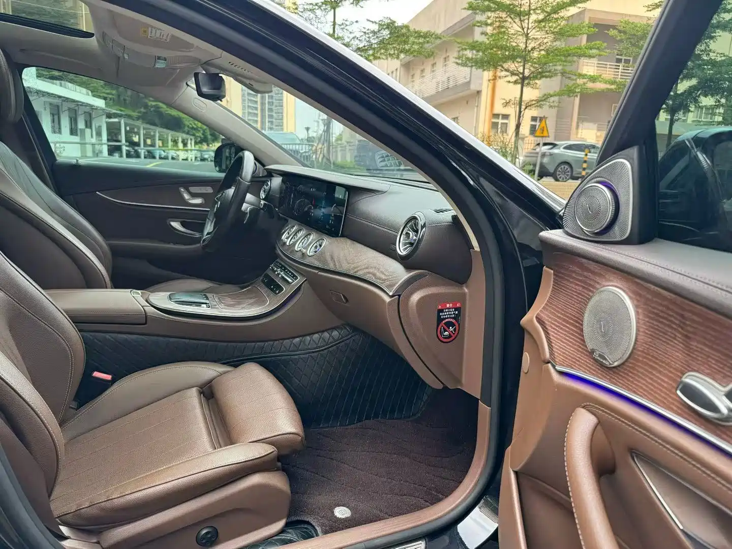 Photo 9 - Mercedes-Benz E-Class
