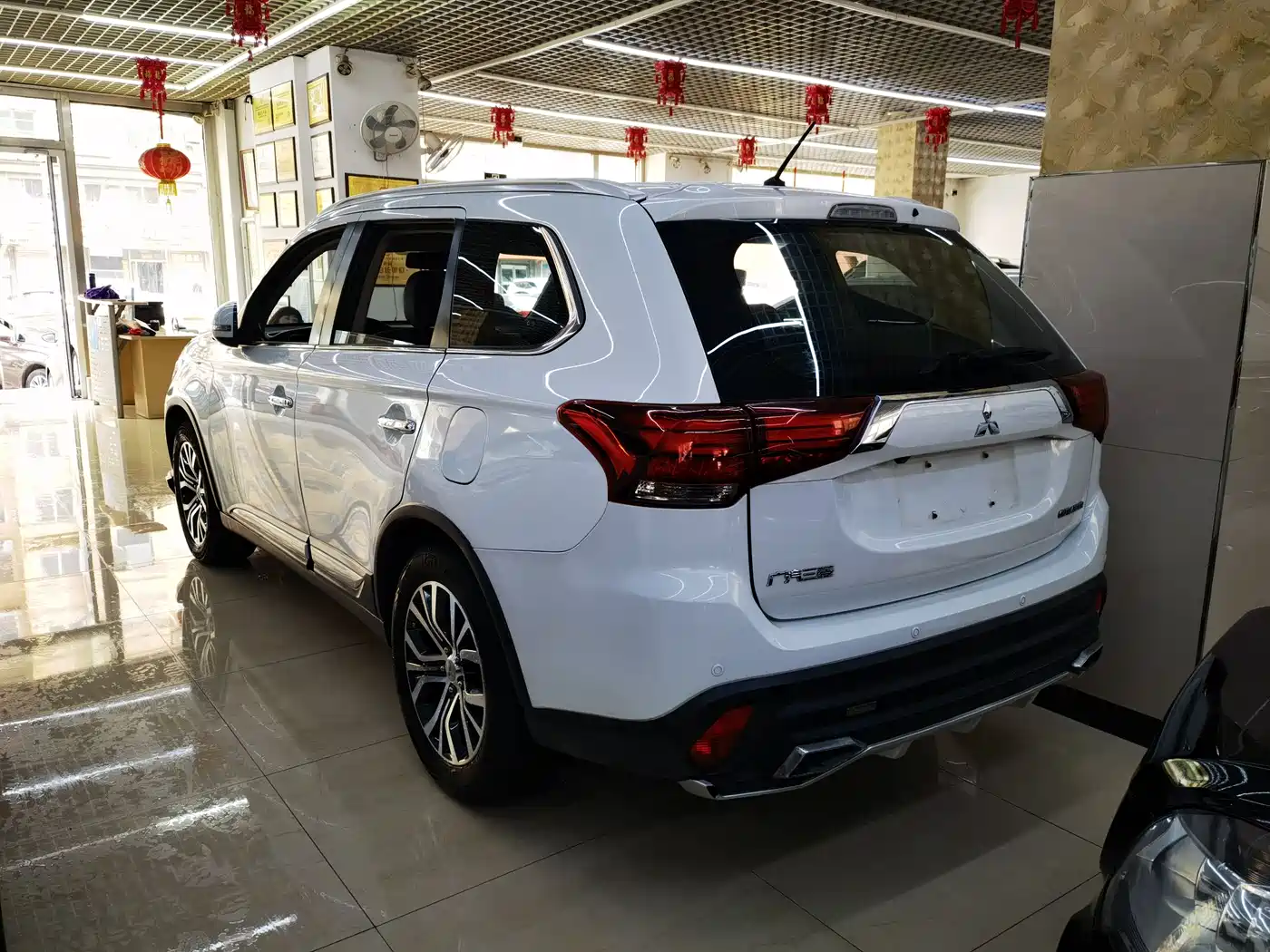 MITSUBISHI OUTLANDER