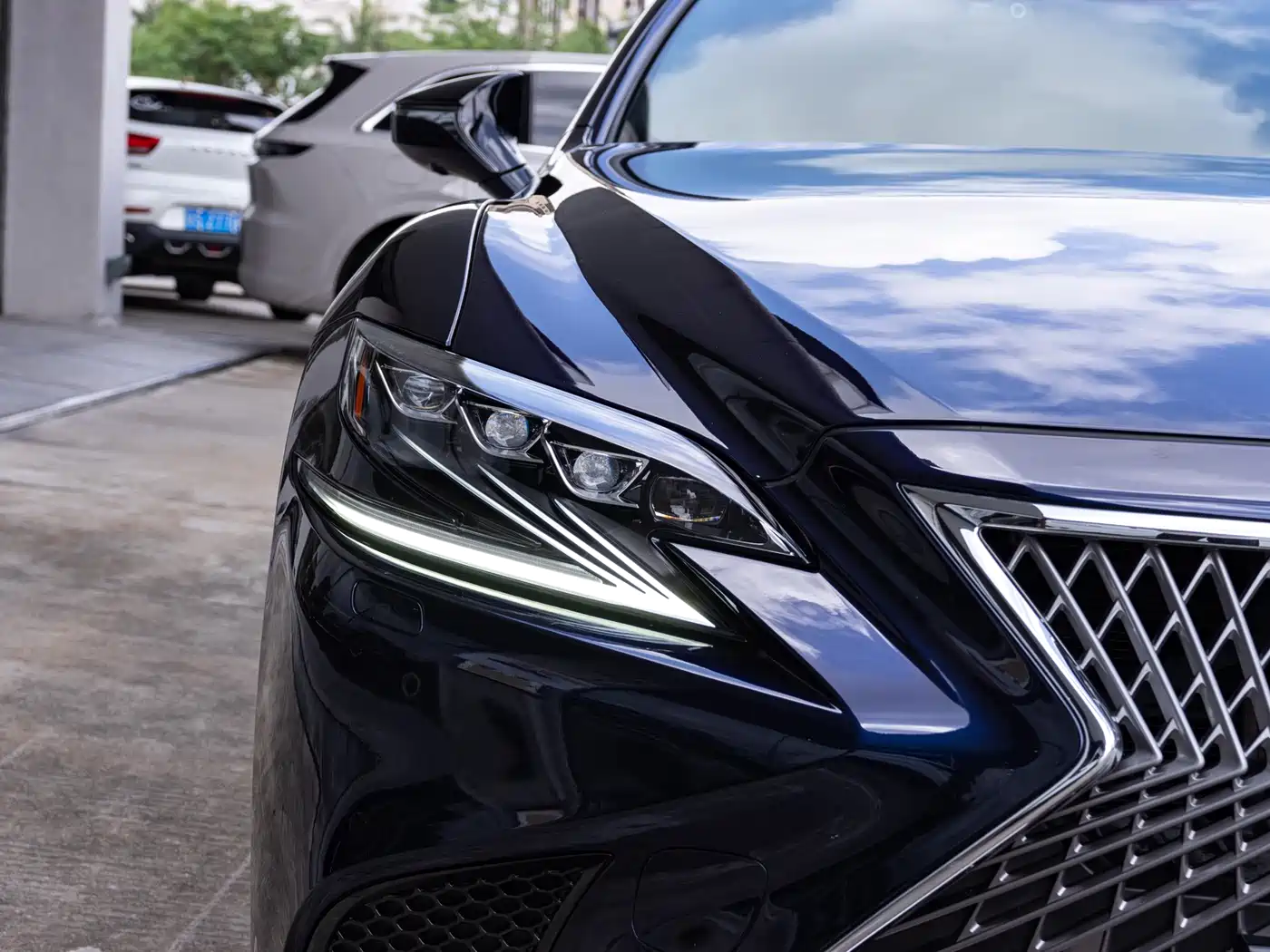 Photo 6 - Lexus LS