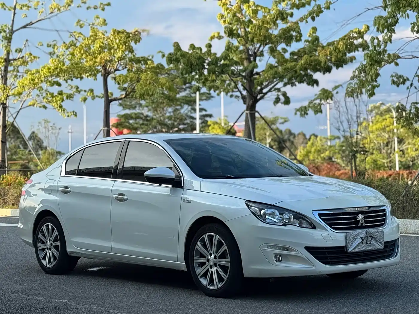 Peugeot 408 2015 Model 1.2T Automatic Luxury Edition фото 3